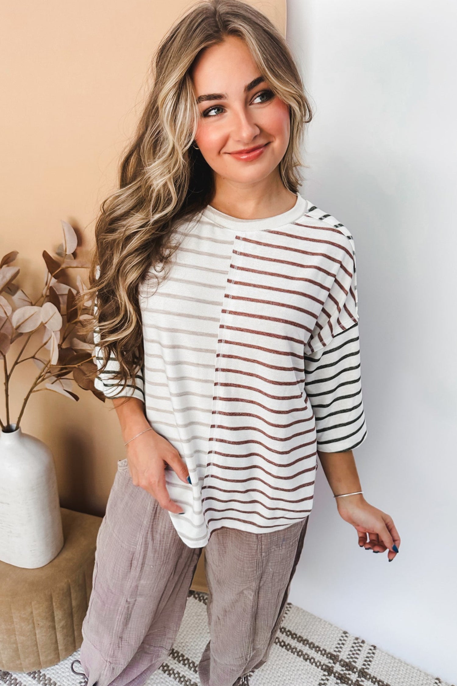 Khakifarbenes, gestreiftes Colorblock-T-Shirt mit 3/4-Ärmeln und lockerer Passform