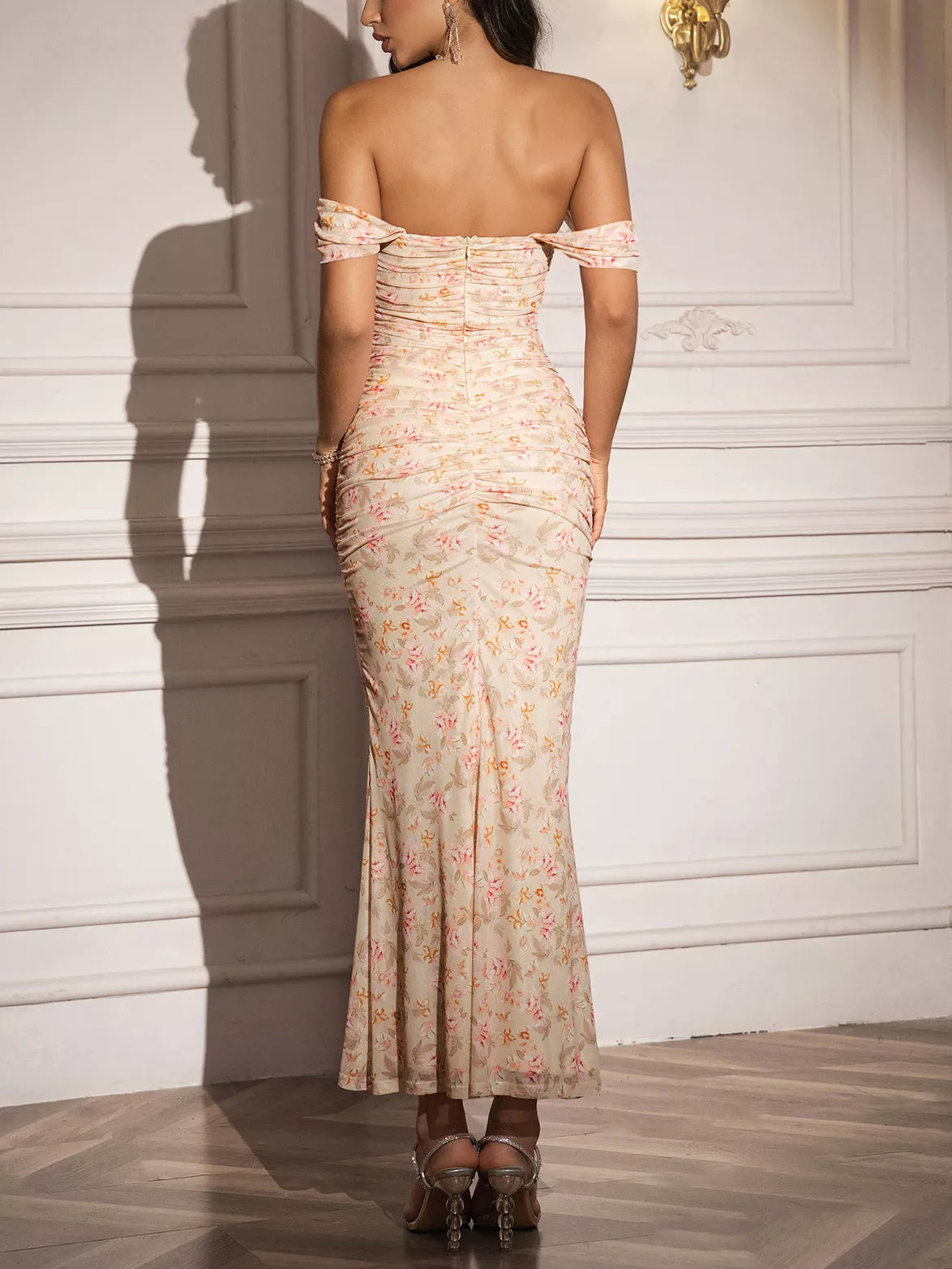Schulterfreies, gerafftes Meerjungfrauenkleid mit Blumenmuster