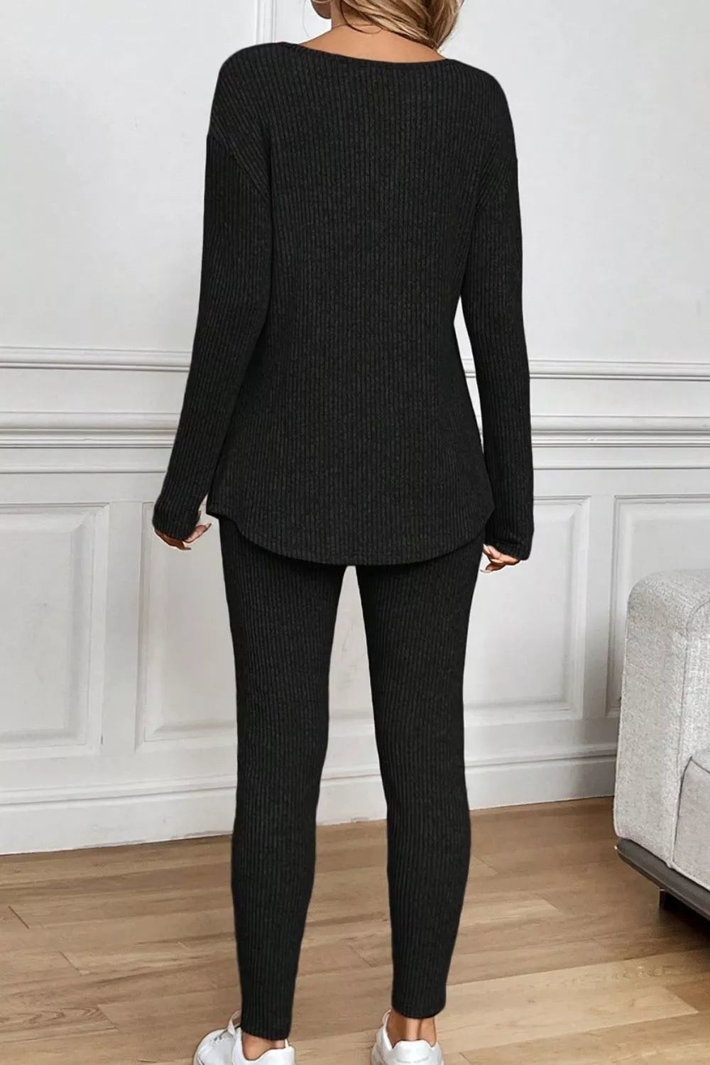 Set aus langärmligem Oberteil und Hose mit V-Ausschnitt