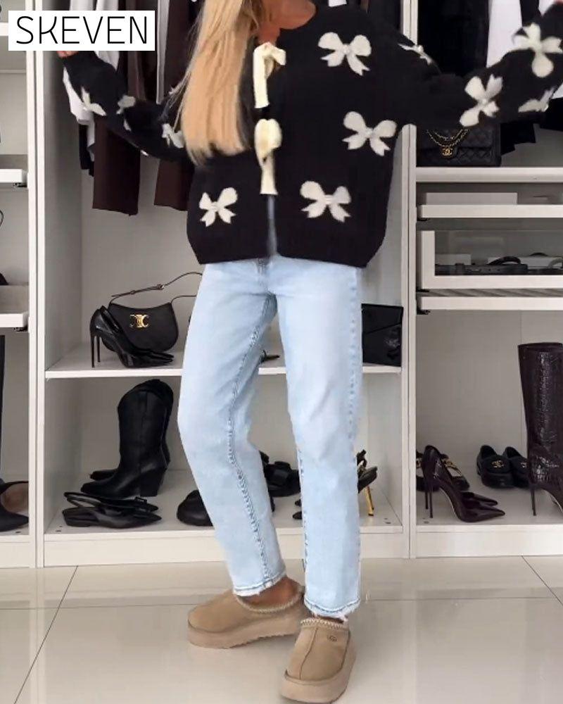 Strickjacke mit Schleifen- und Perlenbesatz zum Schnüren