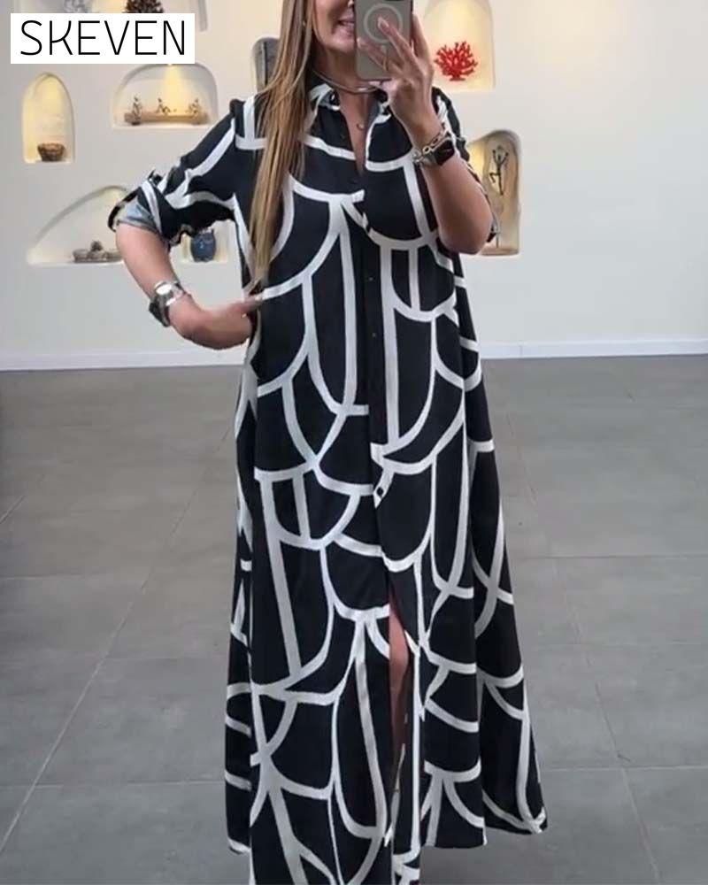 Kleid mit kontrastfarbenem Print am Revers und langem Schlitz