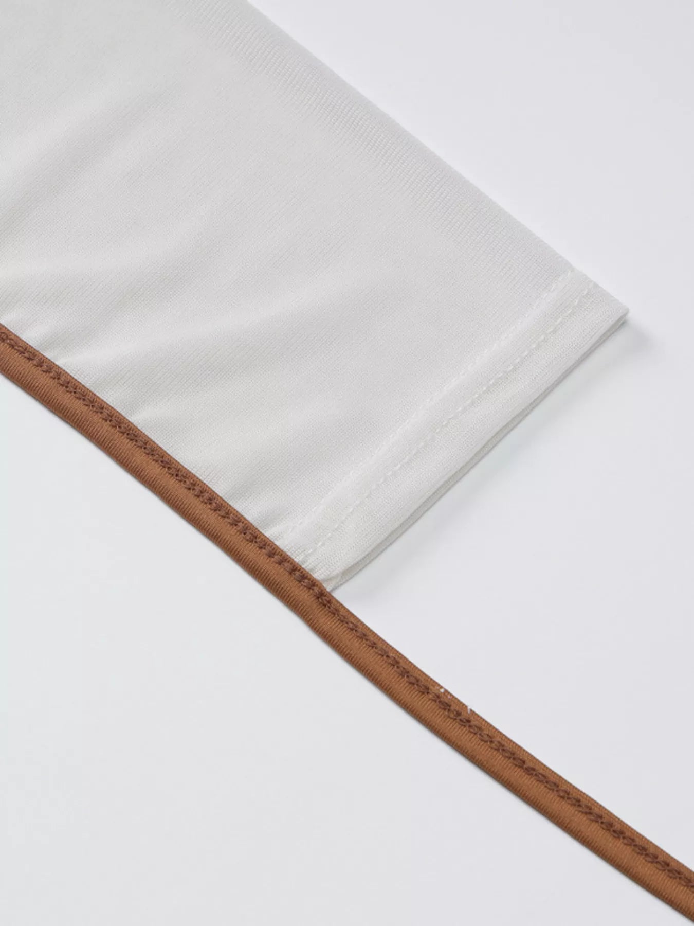 Einseitig schulterfreies, gerafftes, figurbetontes Midikleid
