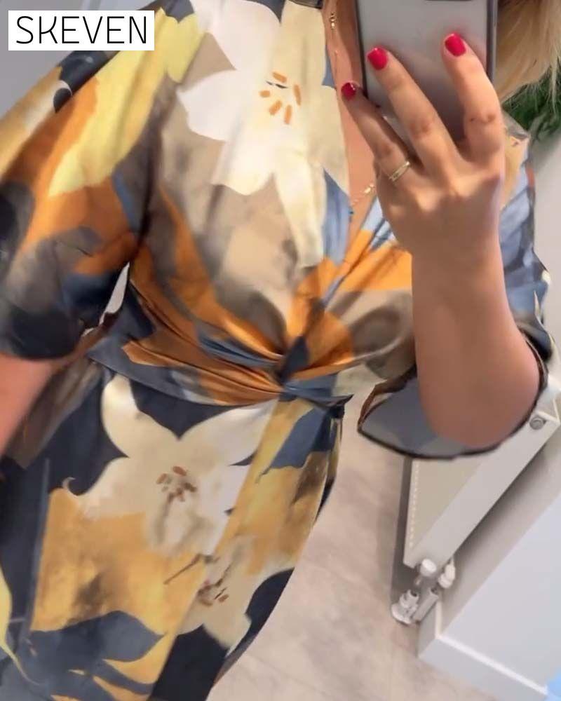Elegantes Kleid mit Blumenmuster und V-Ausschnitt