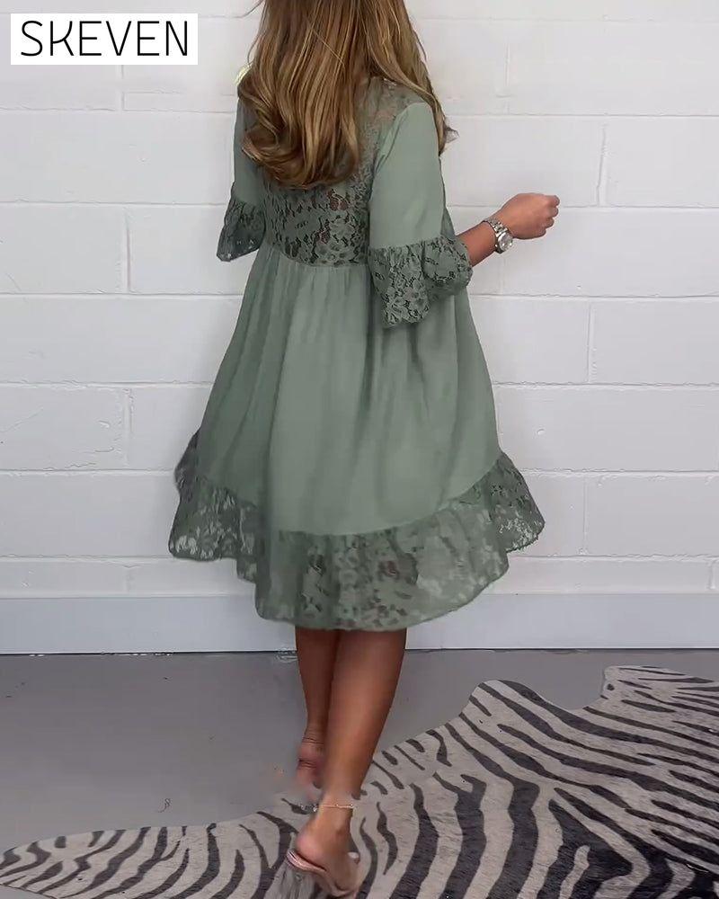 Elegantes, einfarbiges Spitzenkleid mit lockerem V-Ausschnitt