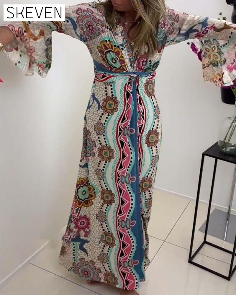 Elegantes Kleid mit farbenfrohem Muster und Glockenärmeln