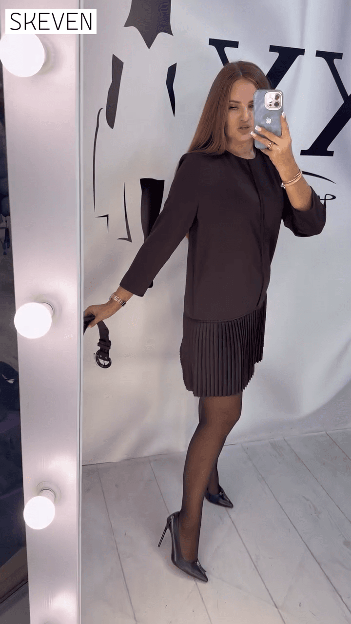 Dreiviertelärmeliges, plissiertes Kleid