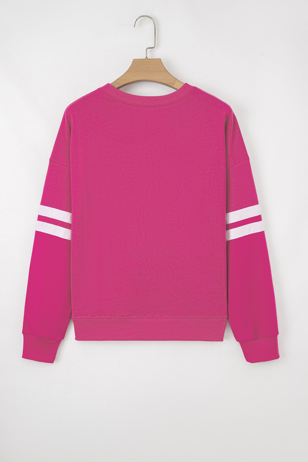 Rosarotes Oversize-Sweatshirt mit Collegestreifen und überschnittenen Schultern.