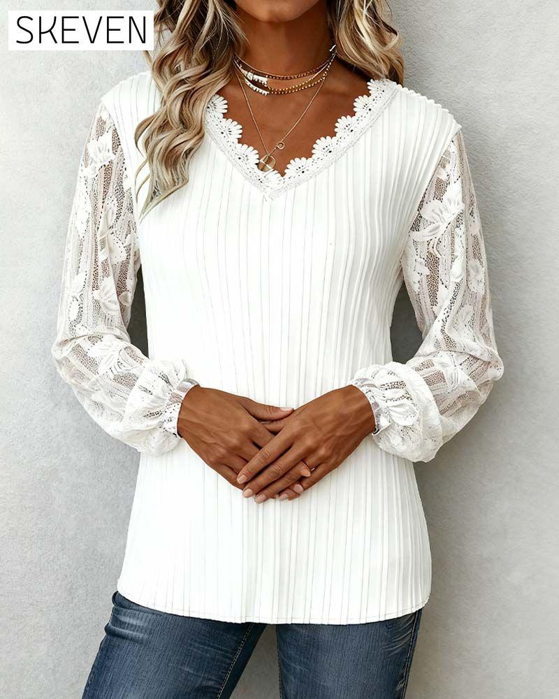 Rippstrickoberteil mit V-Ausschnitt und Spitzenbesatz