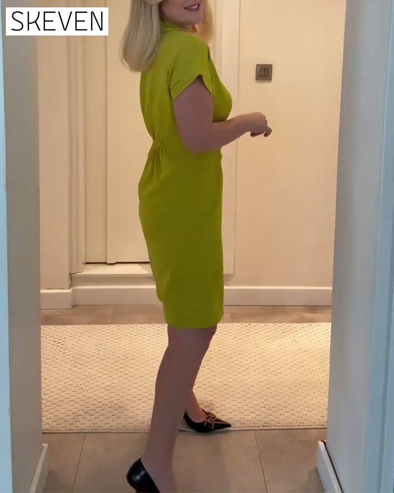 Robe unie à revers et taille plissée