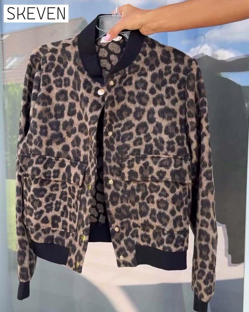 Modische Jacke mit Leopardenmuster und Druckknopftaschen