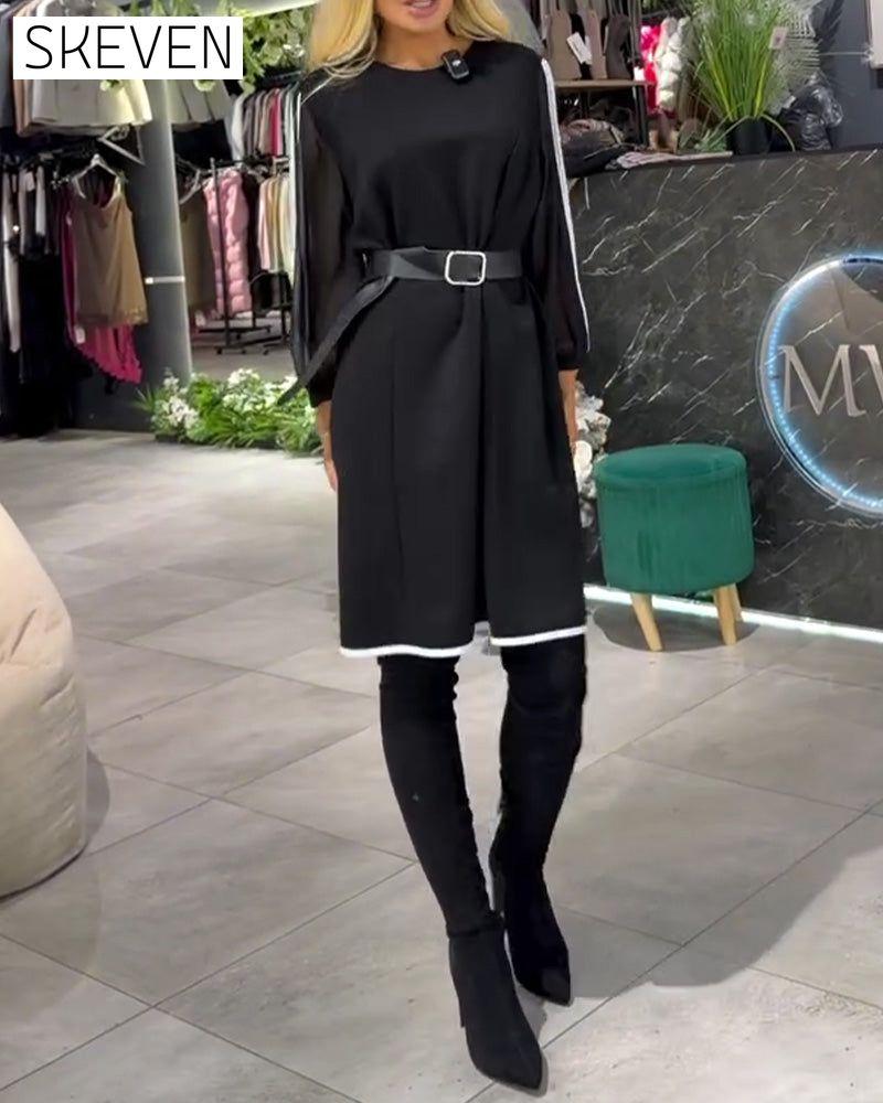 Figurschmeichelndes, gerades Kleid in Kontrastfarbe