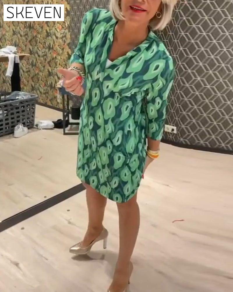 Kleid mit V-Ausschnitt und bedruckten Dreiviertelärmeln
