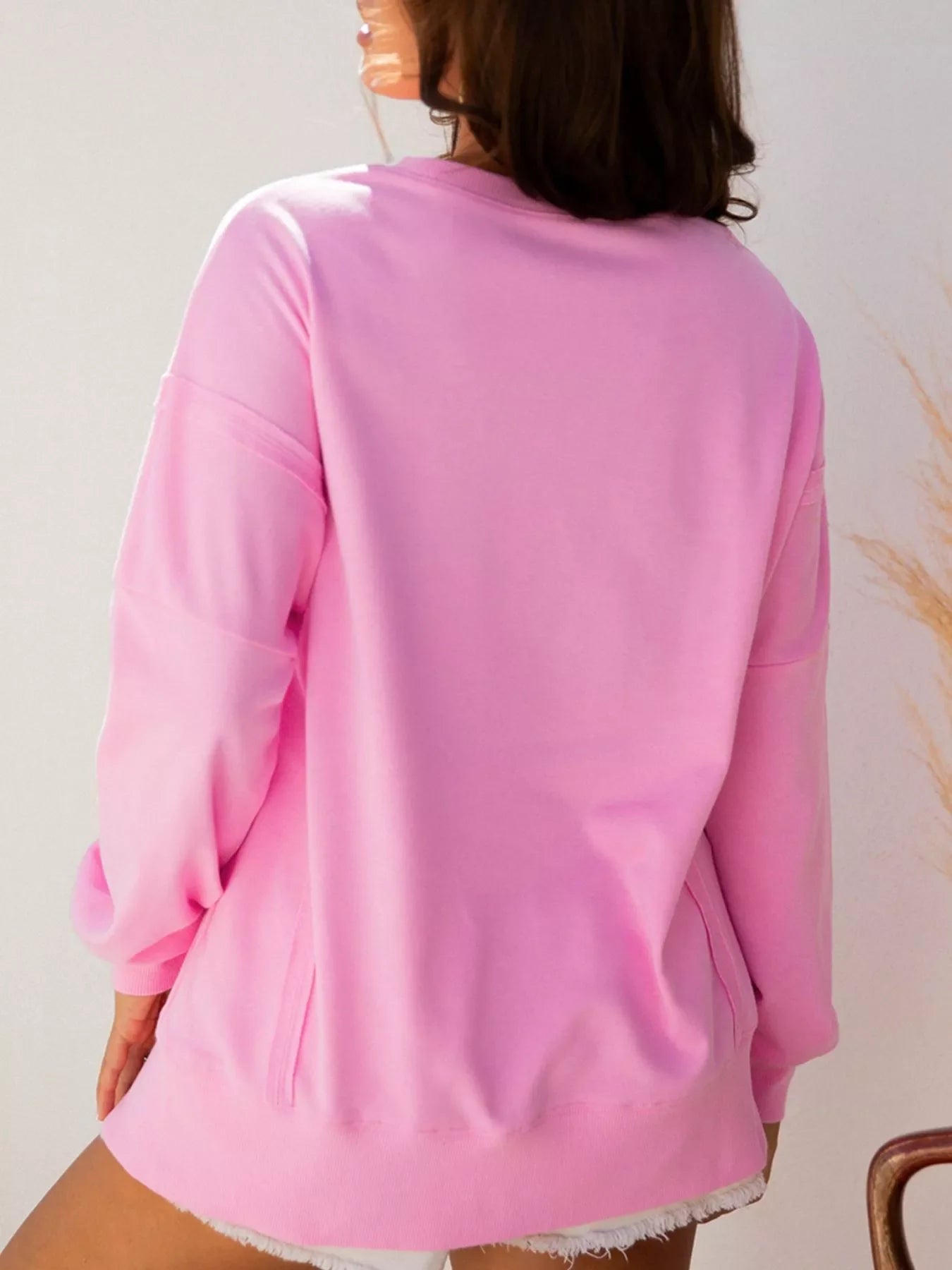 Paillettenbesetztes Sweatshirt mit XOXO-Schriftzug, sichtbaren Nähten und lockerer Passform