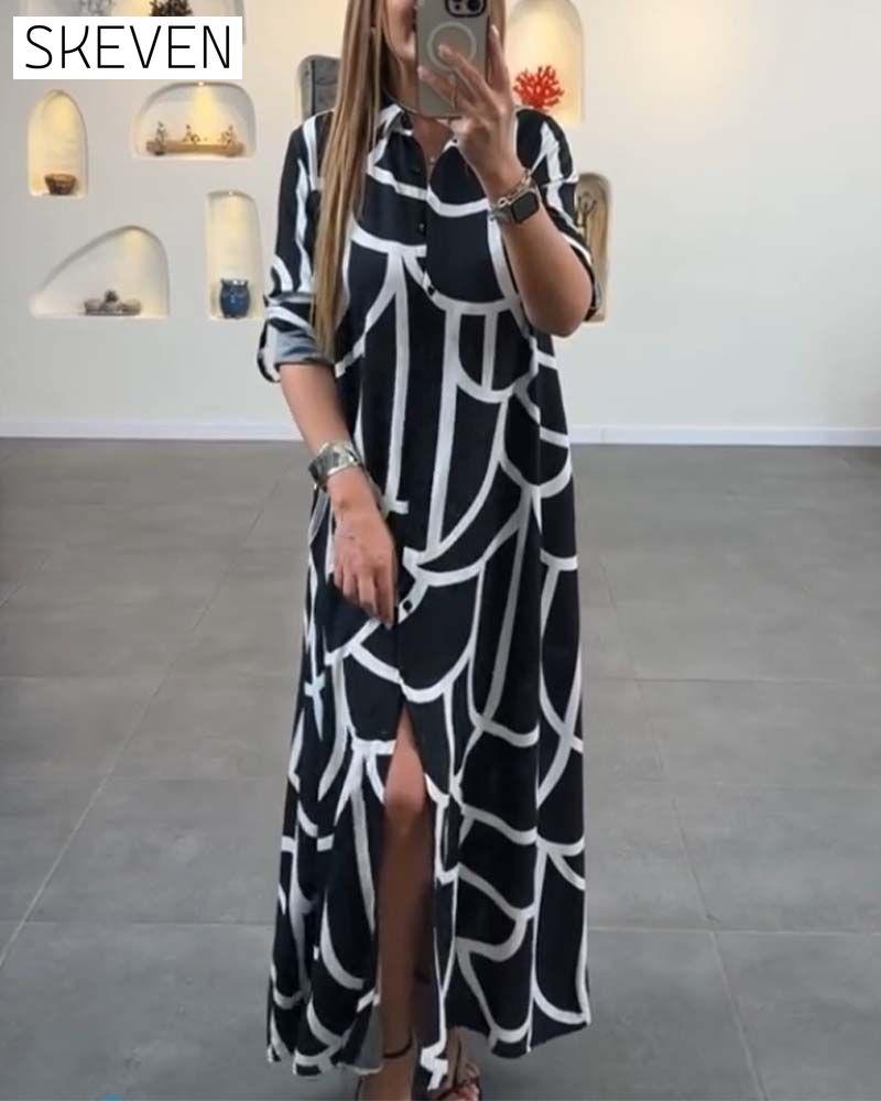 Kleid mit kontrastfarbenem Print am Revers und langem Schlitz