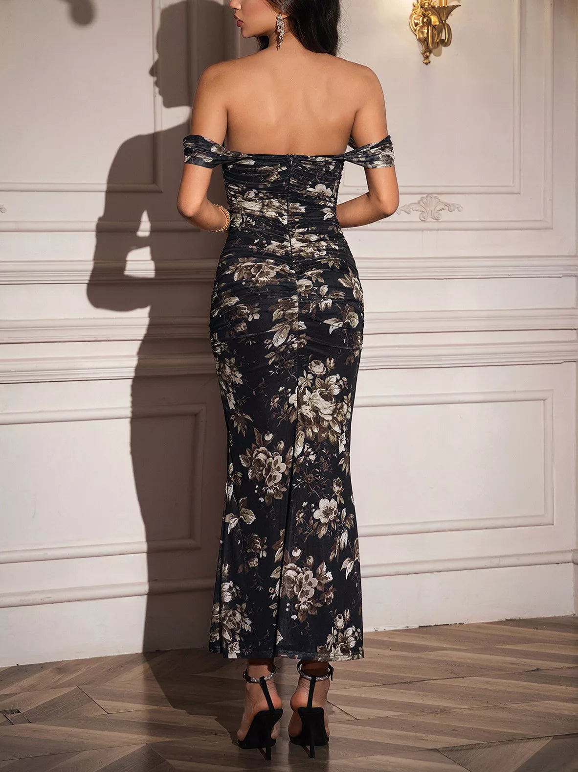 Schulterfreies, gerafftes Meerjungfrauenkleid mit Blumenmuster
