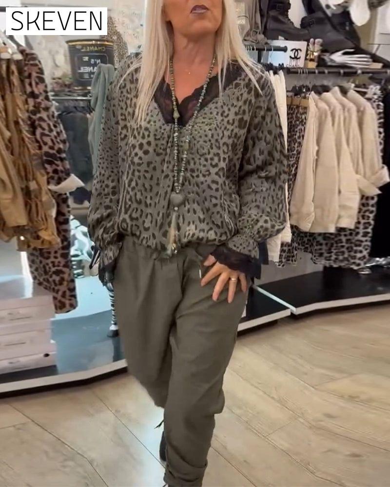Blouse tendance à imprimé léopard, col V et empiècements en dentelle.