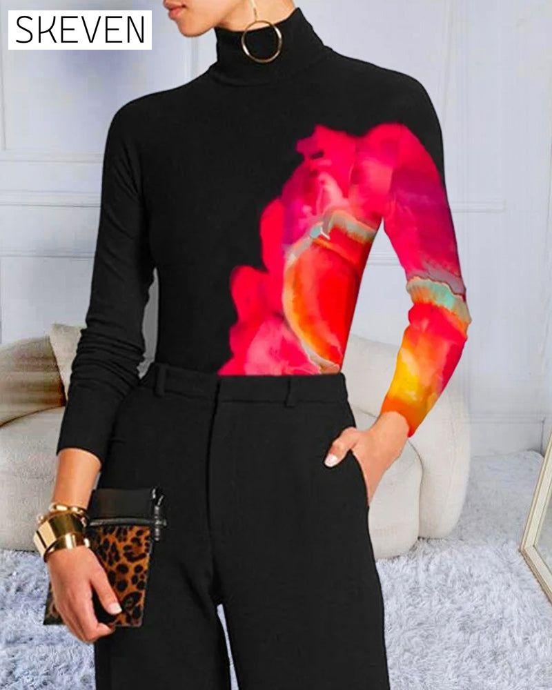 Eng anliegendes T-Shirt mit hohem Kragen