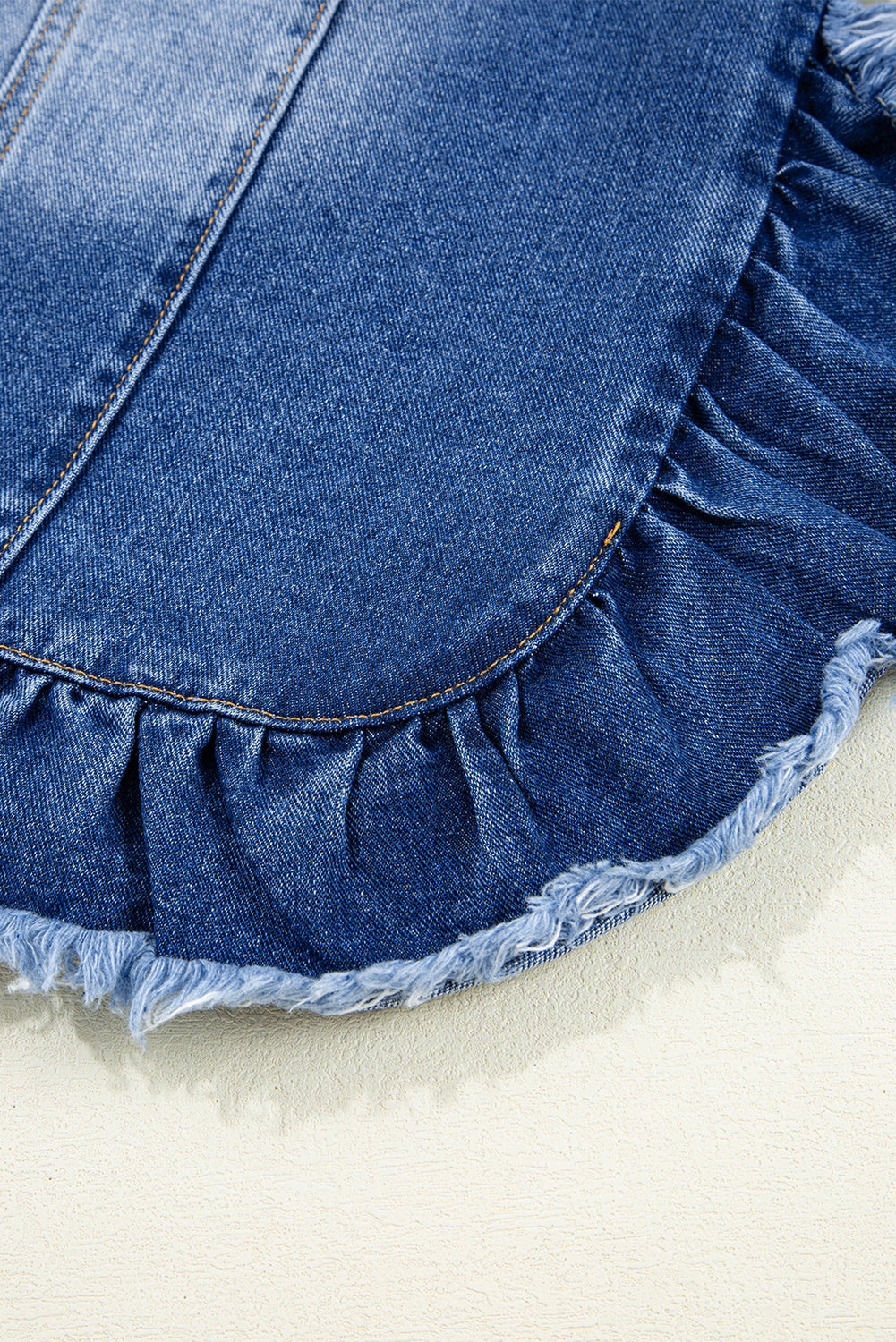 Blue Zone Planet | Pfauenblaue Jeansjacke mit Rüschen und offenem Saum, Kurzarm
