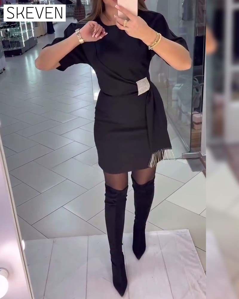 Elegantes, einfarbiges Kurzarmkleid mit Quasten