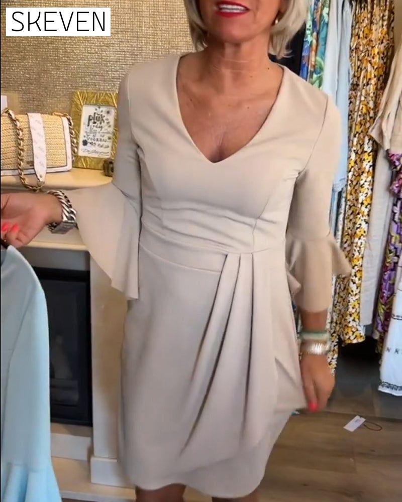 robe plissée à manches cloche et col en V
