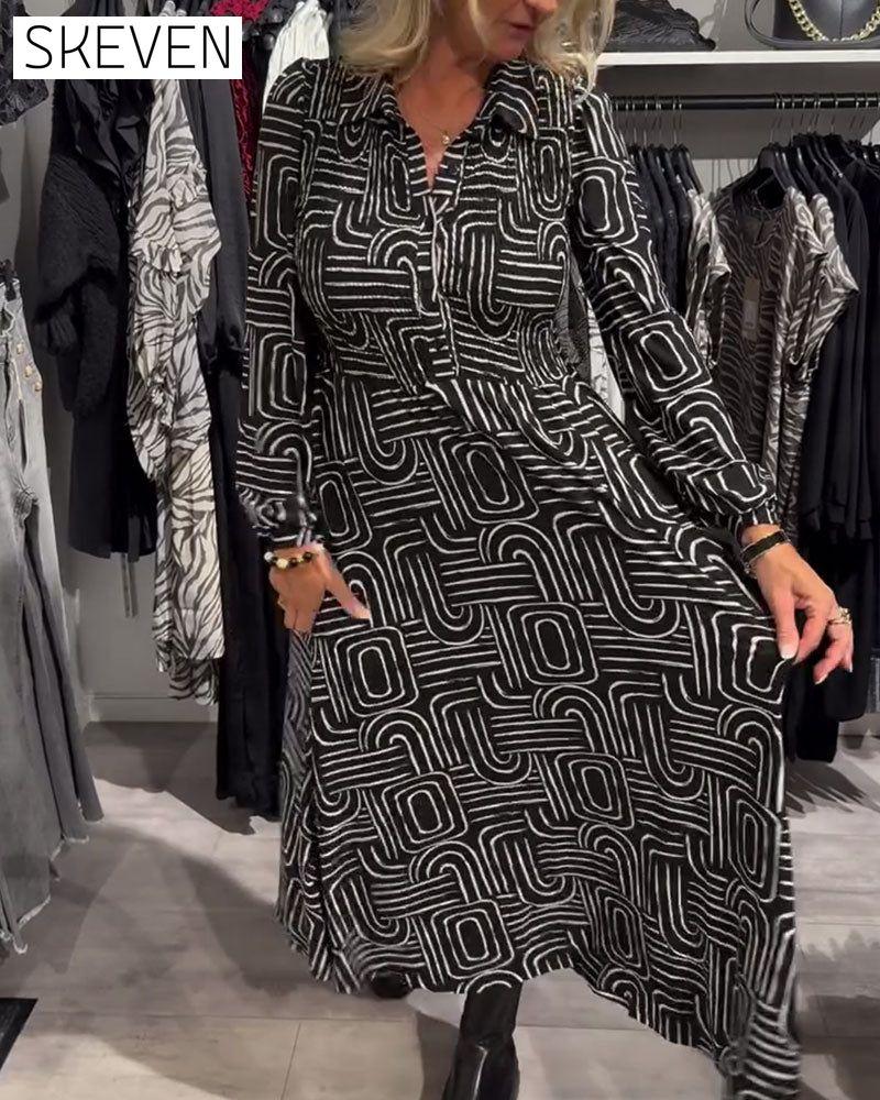 Modisches, bedrucktes Kleid mit Reverskragen