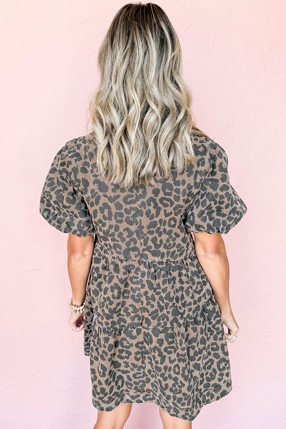 Minikleid aus braunem Denim mit Leopardenmuster und kurzen Puffärmeln
