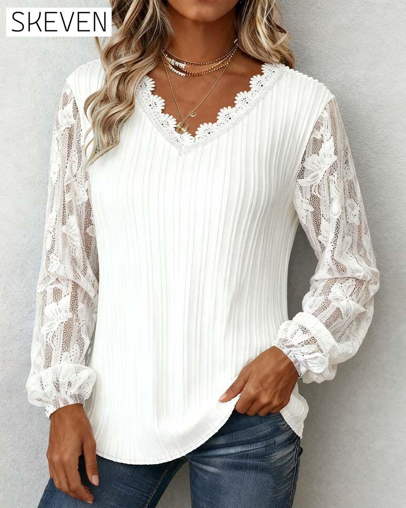 Rippstrickoberteil mit V-Ausschnitt und Spitzenbesatz