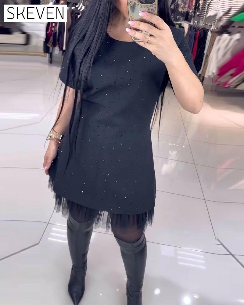 Robe à manches courtes en maille et coutures perlées
