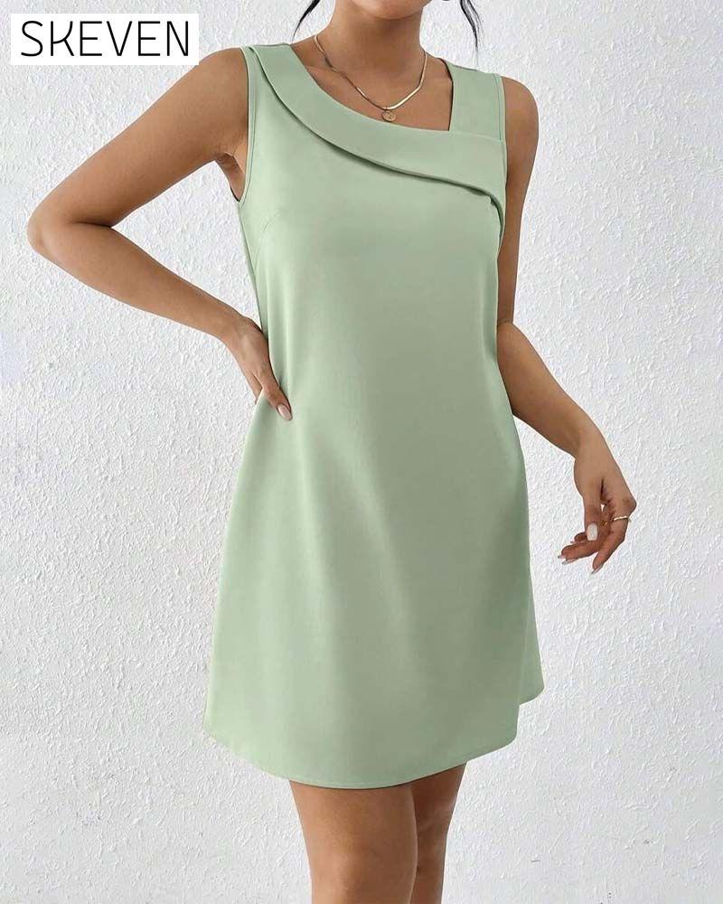 Elegantes ärmelloses Kleid mit schrägem Kragen