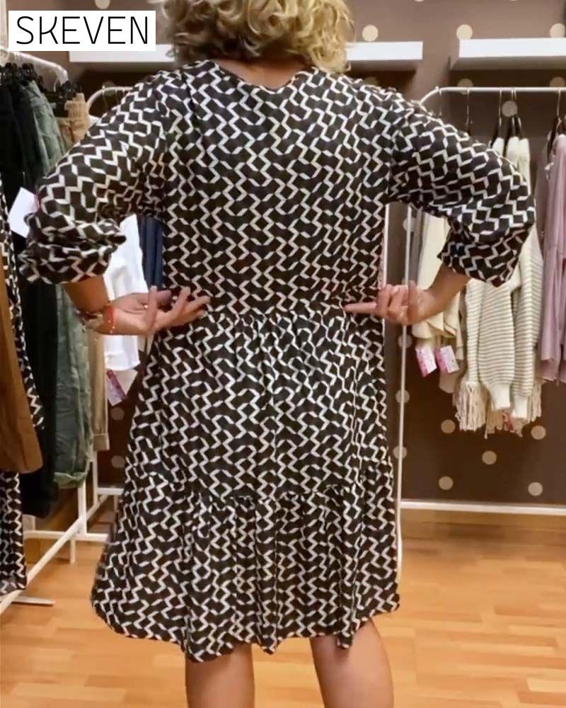 Lässiges Kleid mit geometrischem Muster und V-Ausschnitt