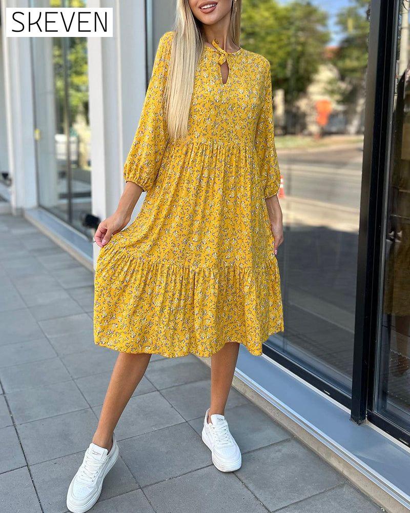 Lässiges Kleid mit frischem Blumenmuster und Falten