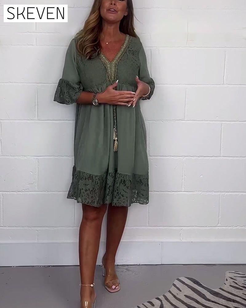 Elegantes, einfarbiges Spitzenkleid mit lockerem V-Ausschnitt