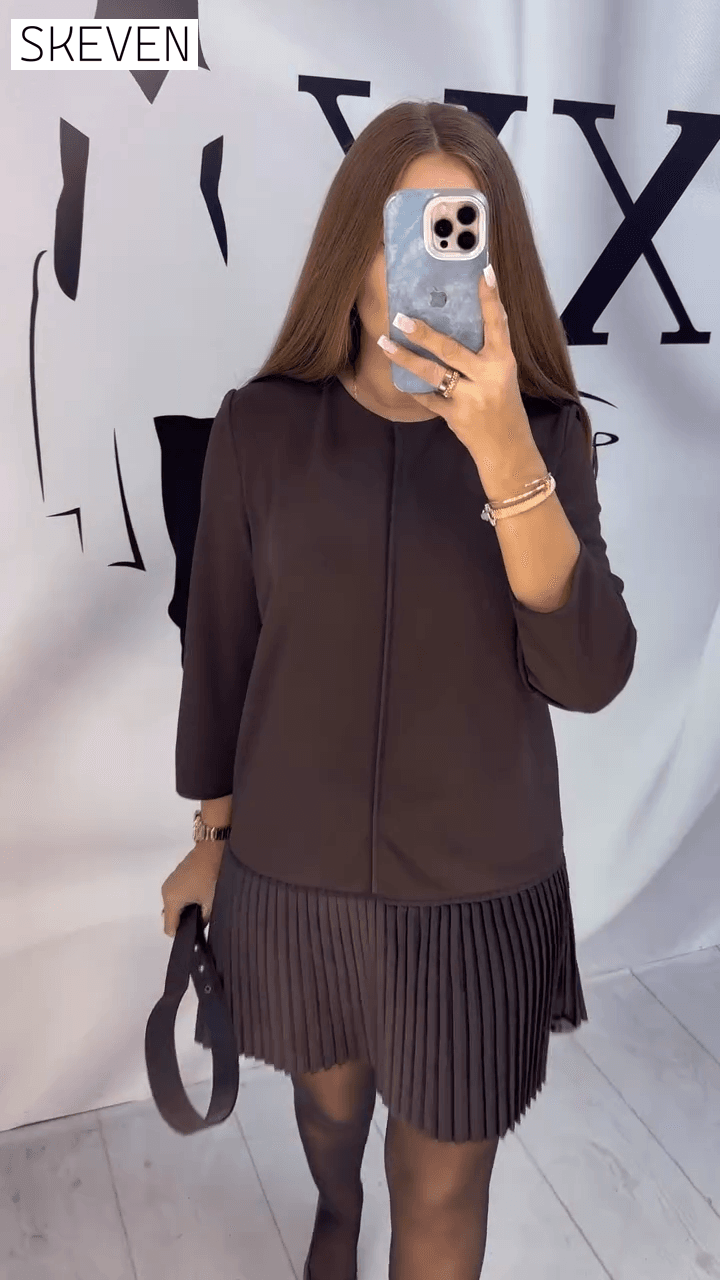 Dreiviertelärmeliges, plissiertes Kleid