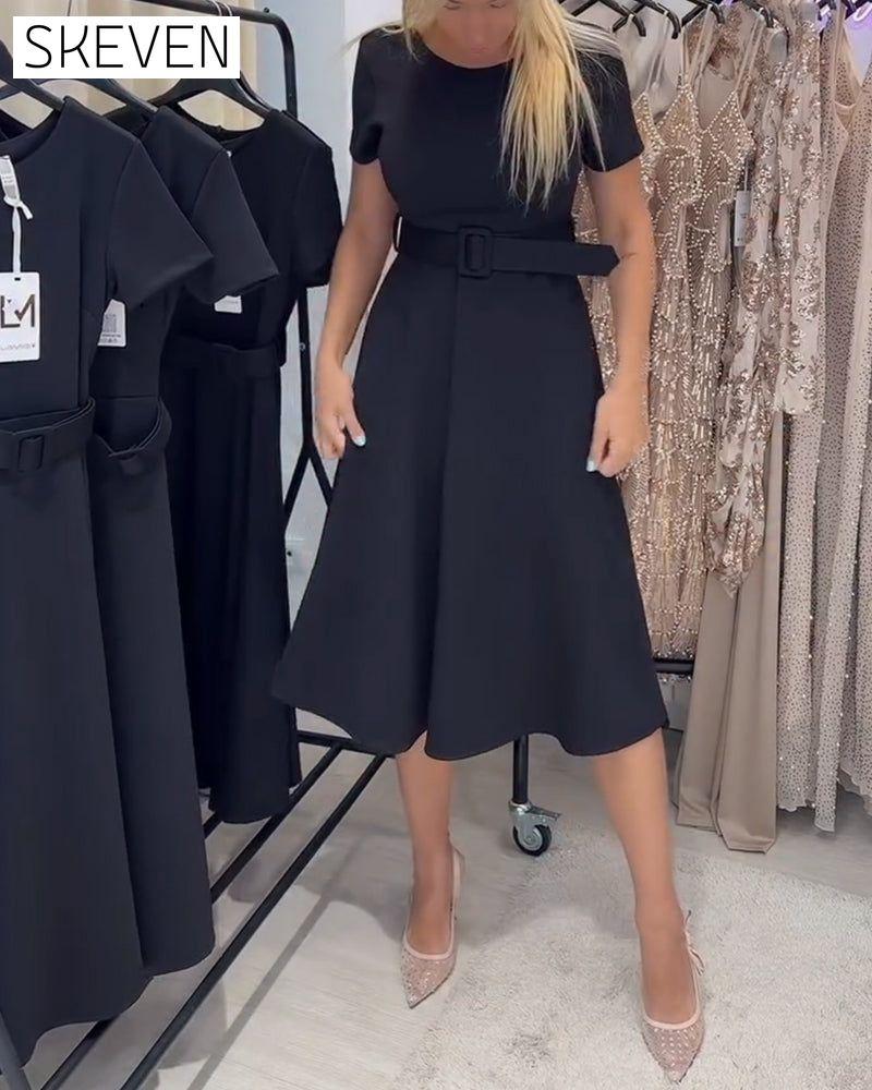 Kleid mit Rundhalsausschnitt, kurzen Ärmeln und taillierter A-Linien-Schnitt