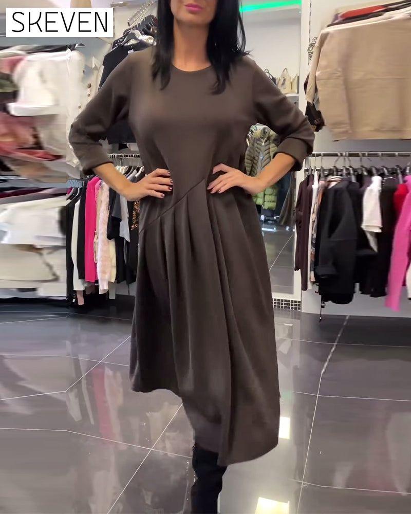 Lässiges einfarbiges Kleid mit Rundhalsausschnitt