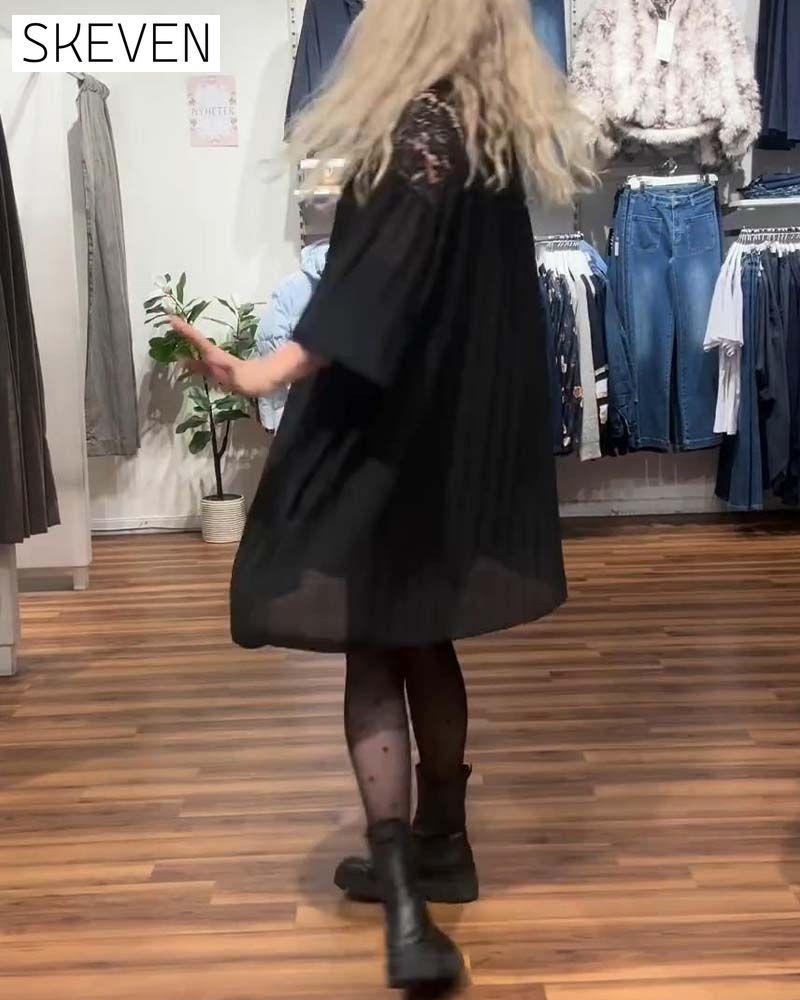 Stilvolles, einfarbiges Patchwork-Kleid mit Falten