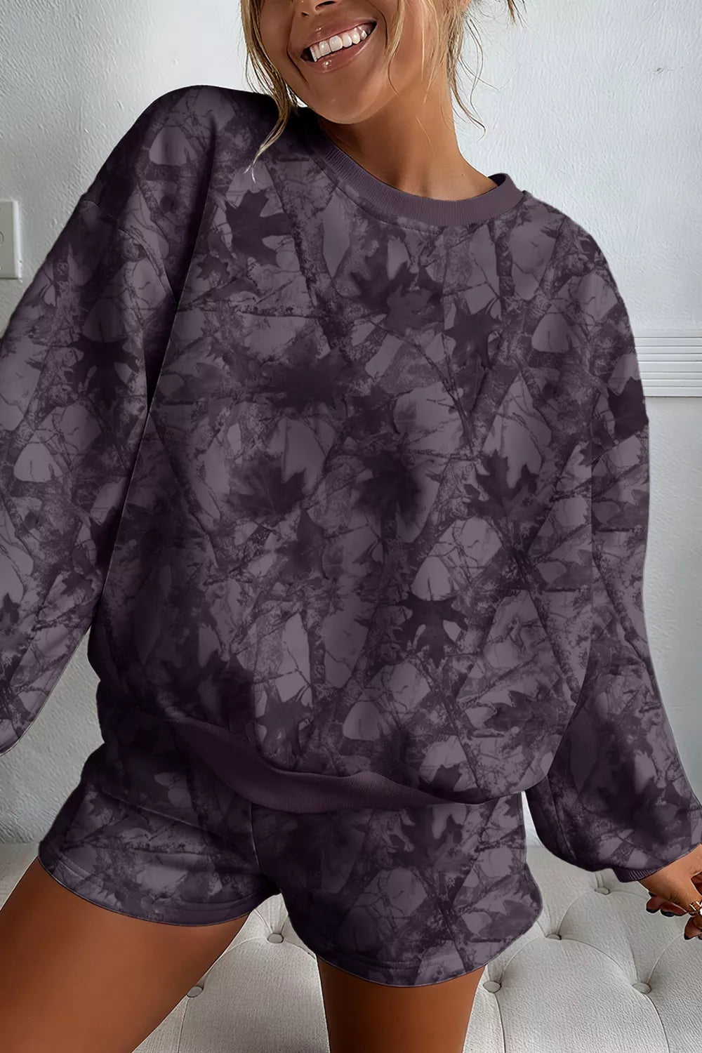Set aus weitem Pullover mit Kordelzug und Shorts im abstrakten Waldtarnmuster