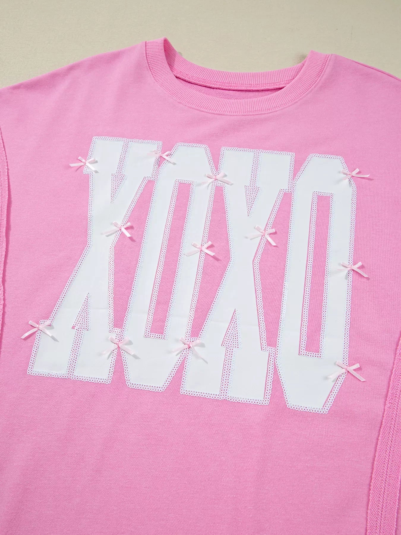Paillettenbesetztes Sweatshirt mit XOXO-Schriftzug, sichtbaren Nähten und lockerer Passform