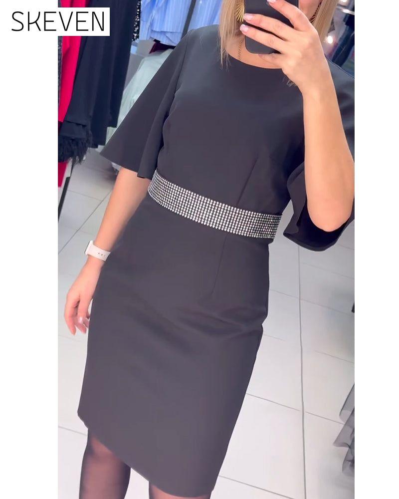 Robe à col rond, manches courtes évasées et taille cintrée