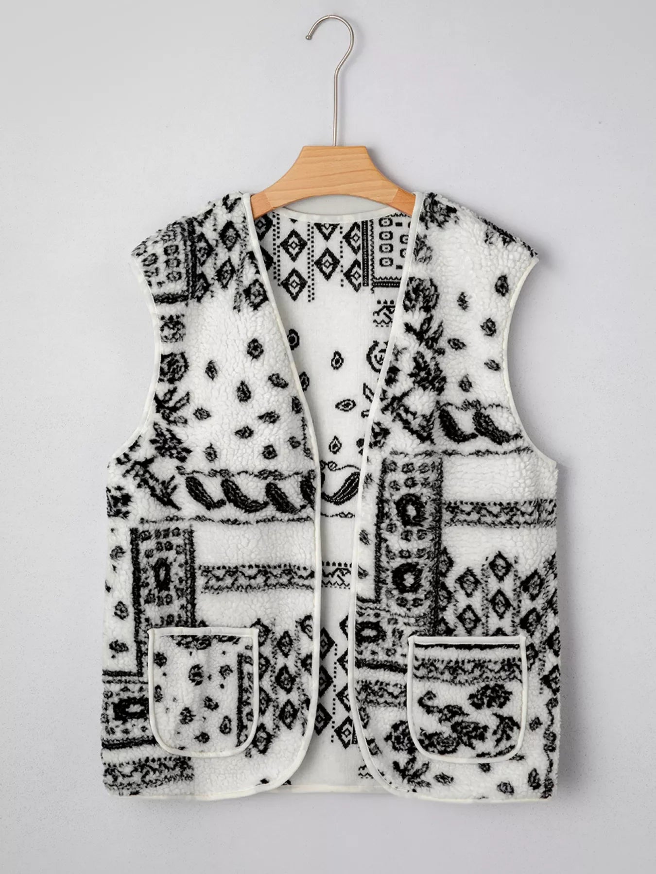 Sherpa-Weste mit Paisley-Print und Taschen im Western-Stil