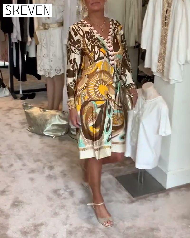 Lässiges Kleid mit Retro-Print und V-Ausschnitt