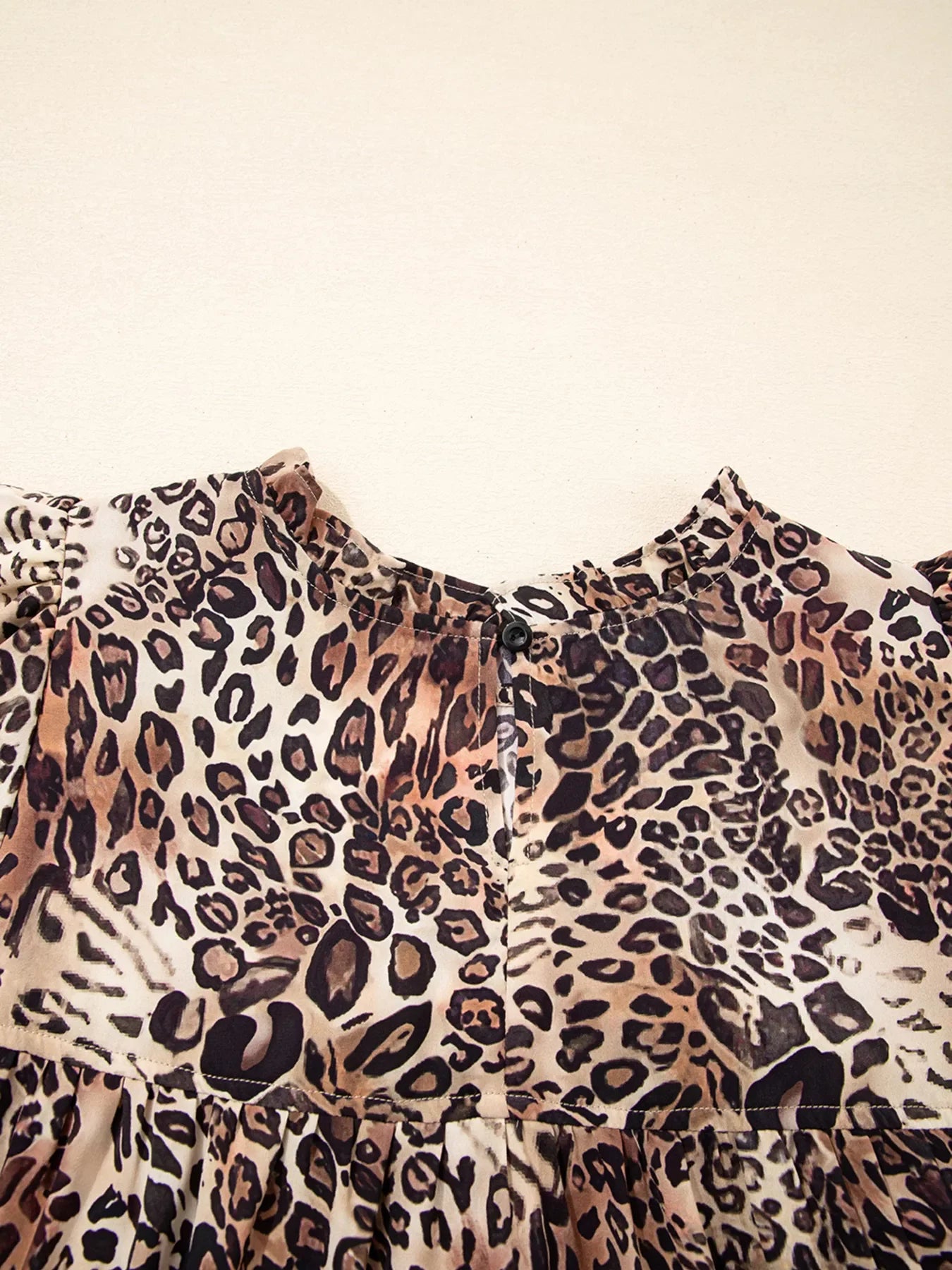 Leopardenmuster, Rüschendetails, lange Ärmel, lockeres Minikleid