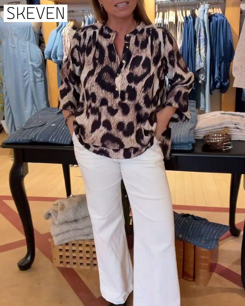 Lockere Bluse mit Leopardenmuster und halber Knopfleiste