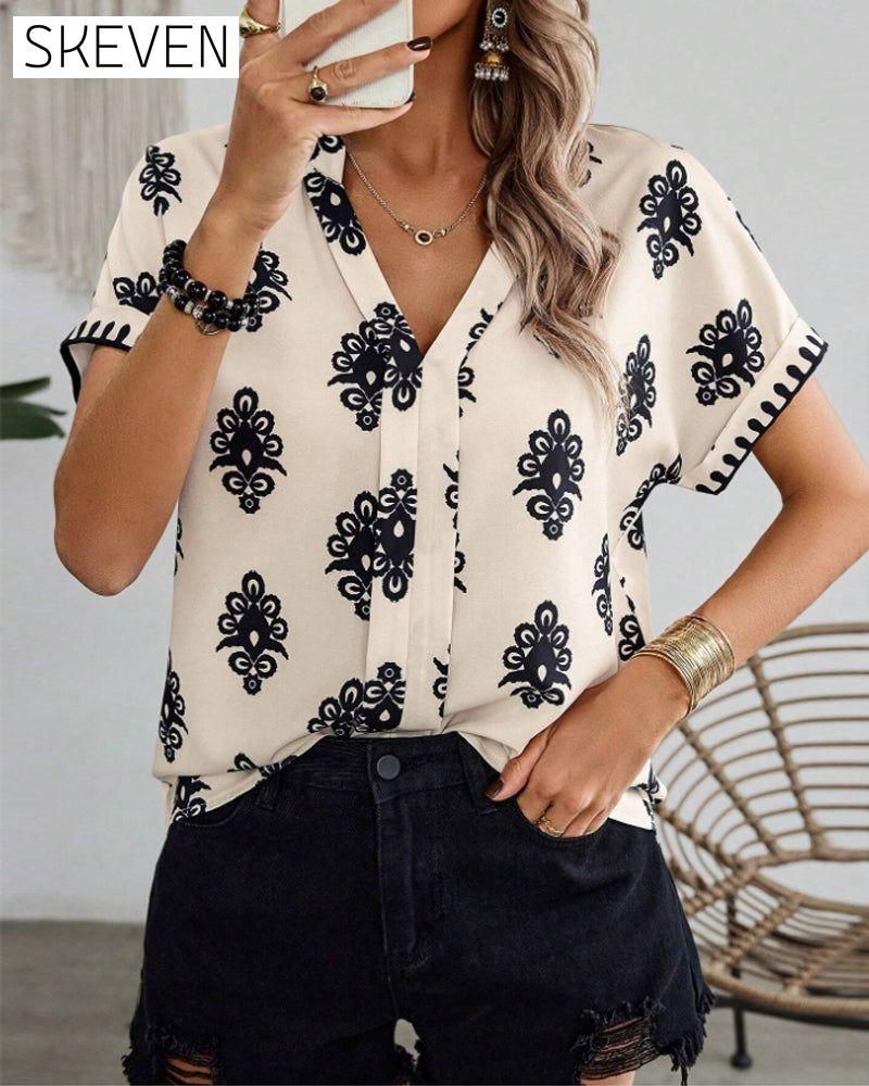 Elegante, kurzärmelige Bluse mit V-Ausschnitt und Print.
