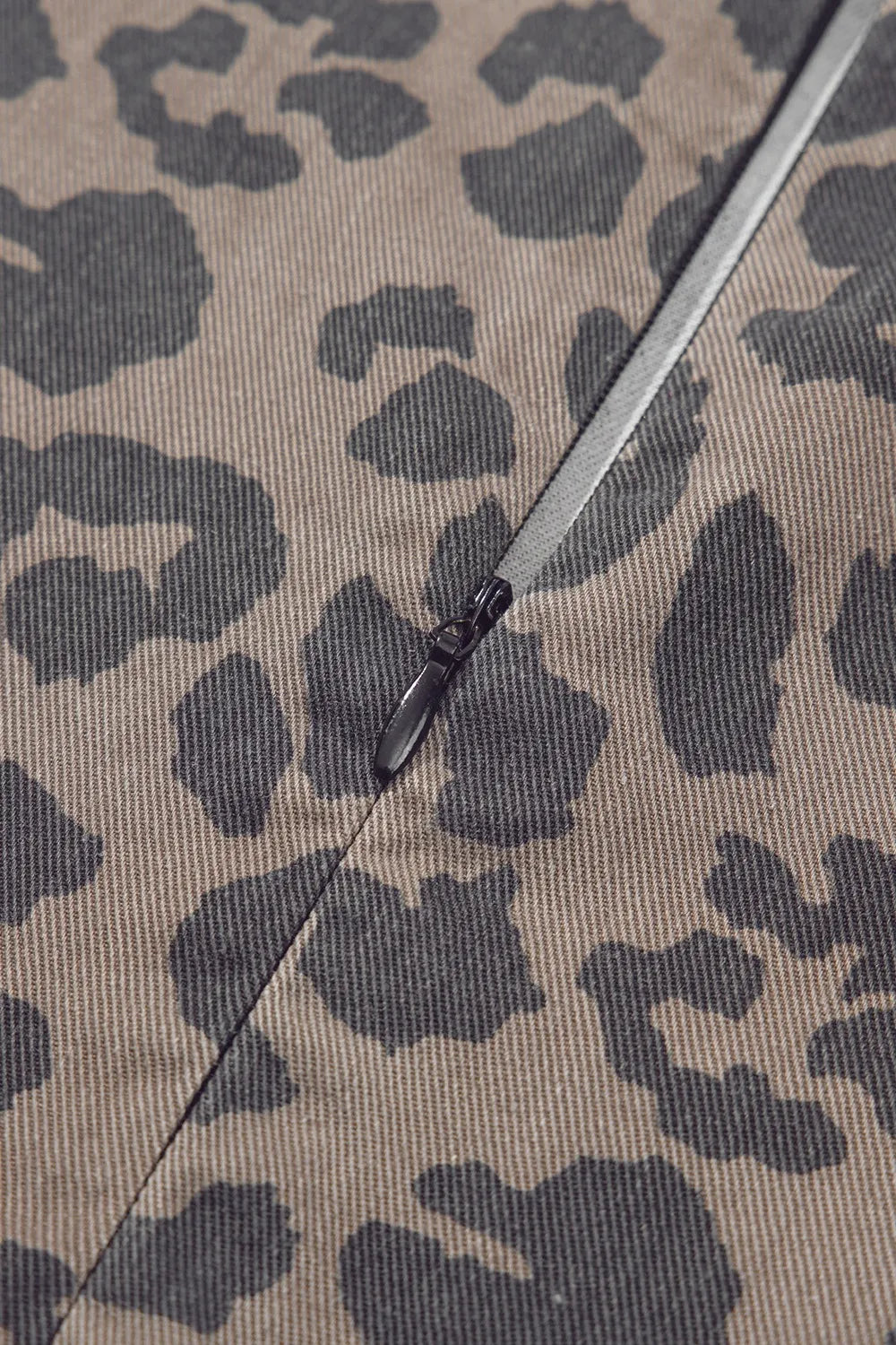 Leoparden-Jeanskleid mit Rundhalsausschnitt und Puffärmeln