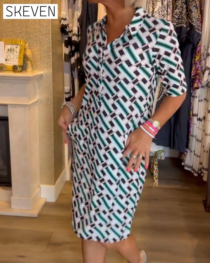 Kleid mit V-Ausschnitt und geometrischem Muster