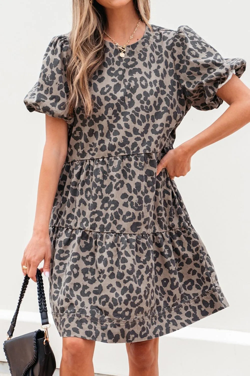 Leoparden-Jeanskleid mit Rundhalsausschnitt und Puffärmeln