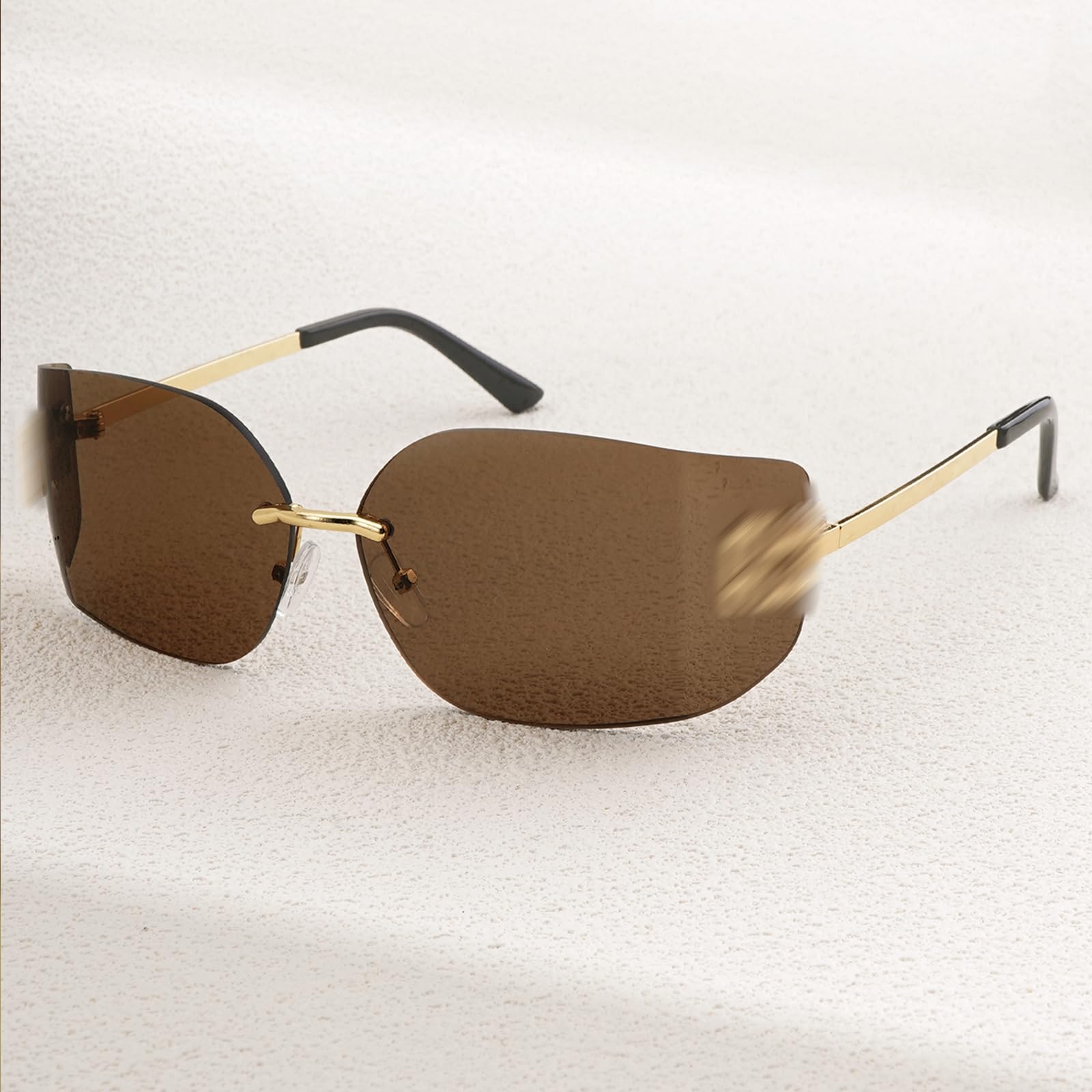 Chic Oversized Sunglasses for Women Travelers