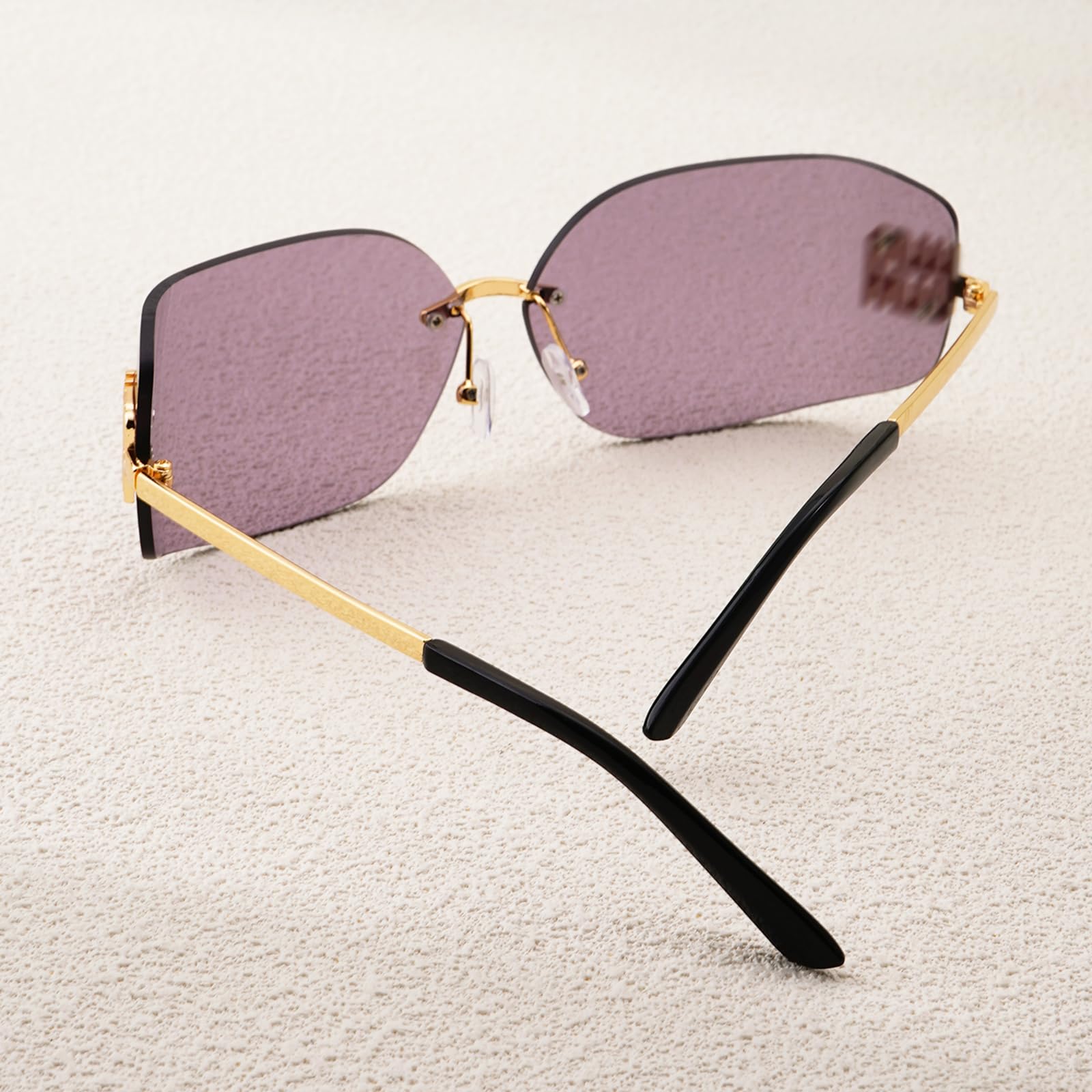 Chic Oversized Sunglasses for Women Travelers