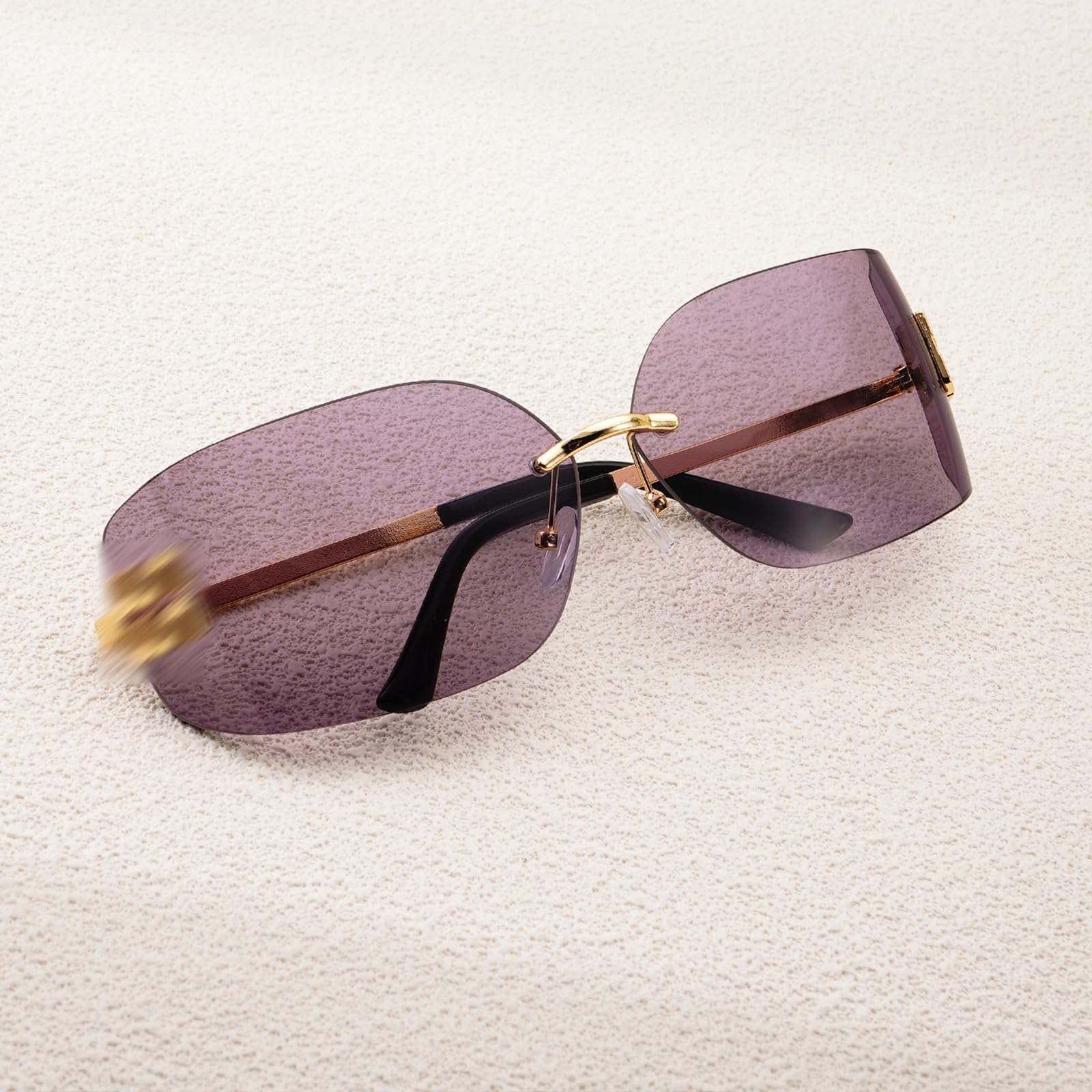 Chic Oversized Sunglasses for Women Travelers